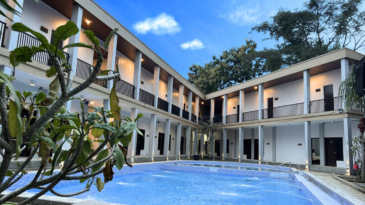 Suasana kolam renang Bwalk Hotel menjelang malam