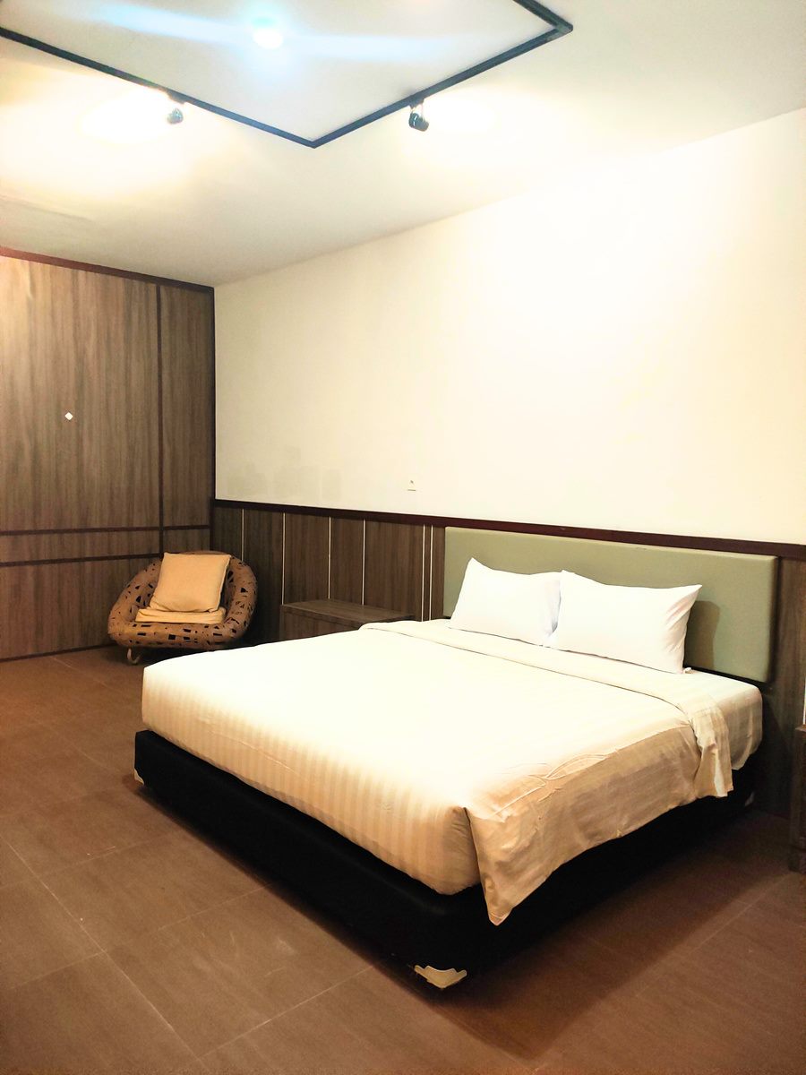 Suite Room dengan lemari kayu dan kursi santai
